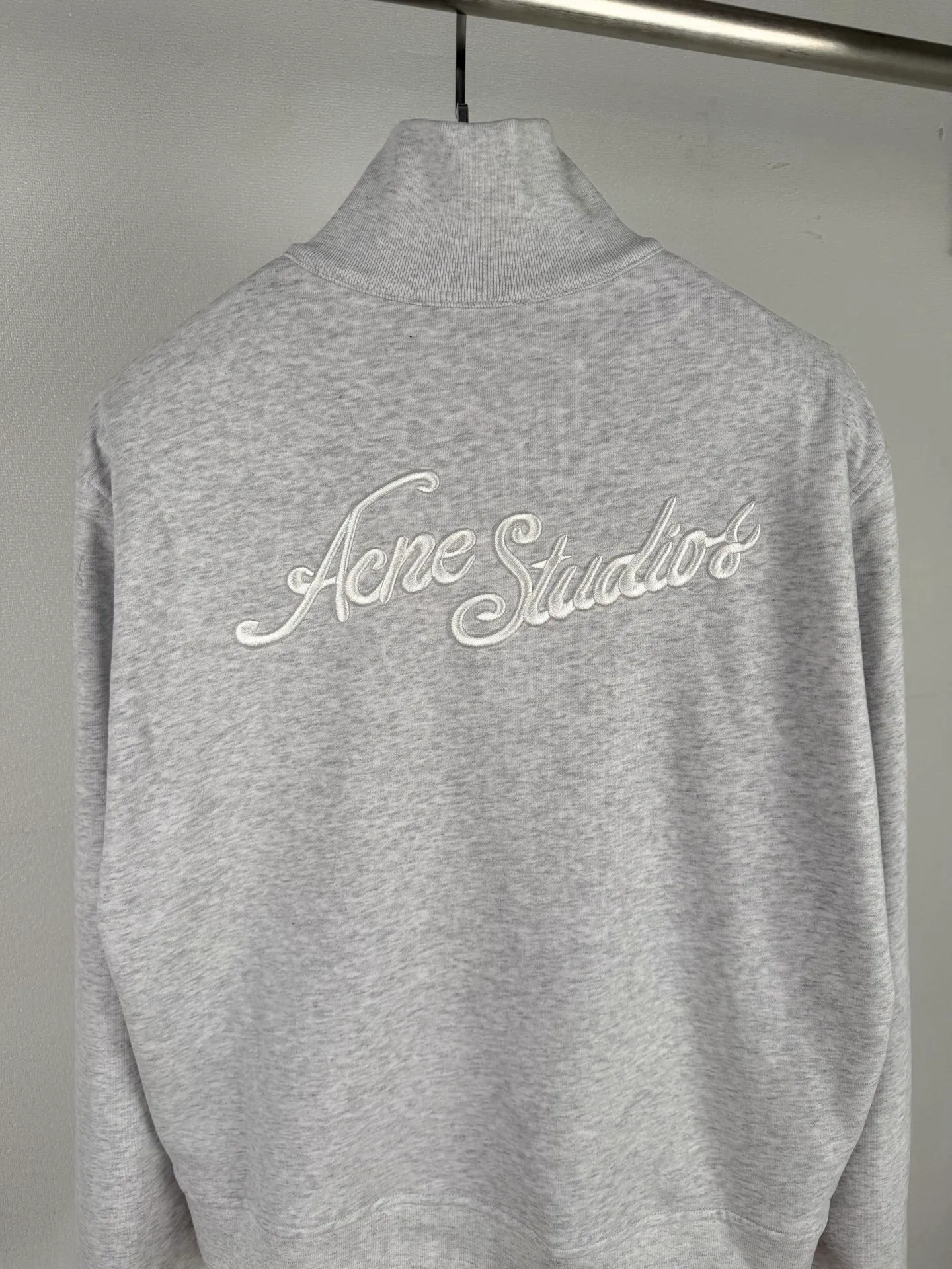 ACNE Studios embroidered logo zipper jacket. Customized cloud velvet double-ply soft cotton. Draped and crisp. The cloud is soft and skin-friendly. It is as quiet and melancholy as the deep sea mist blue. It smudges a collection-level luxury and elegance in silence. The echoing floral embroidery logo on the front and back is embroidered with fine silk thread to create the unique luxury logo totem of Acne Studios. It inherits the minimalist core of Scandinavia and integrates the edge of Retro street trend. The half-zip stand-up collar has a neat and elegant silhouette, redefining the style and aura of light luxury wear. Process 1: Using imported machine embroidery technology, using advanced computer control systems and precision mechanical components to realize the Acne Studios logo work with high precision and smooth and delicate lines. Process 2: The fabrics have been fermented and washed for better hand feel and texture. Not easy to deform, not easy to shrink, not easy to fade, and maintain long-term beauty. Accessories: Customized 1:1 Acne zipper Customized 1:1 Acne trademark Fit: Loose fit Size: S M L XL